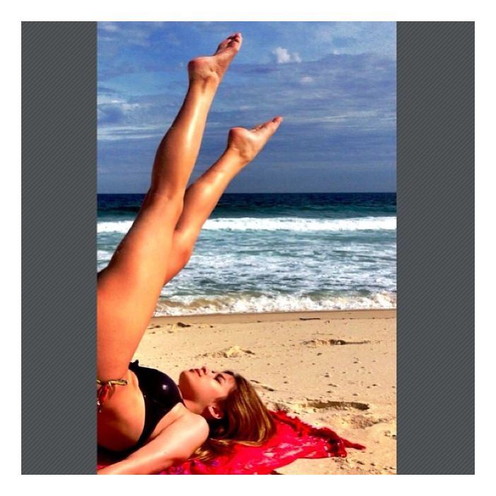  A namorada de Guilherme Leicam, Bruna&amp;nbsp; Altieri, gosta de se exercitar na praia  