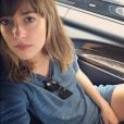 Dakota Johnson, de "Cinquenta Tons de Cinza", faz a alegria dos fãs com sua conta no Instagram