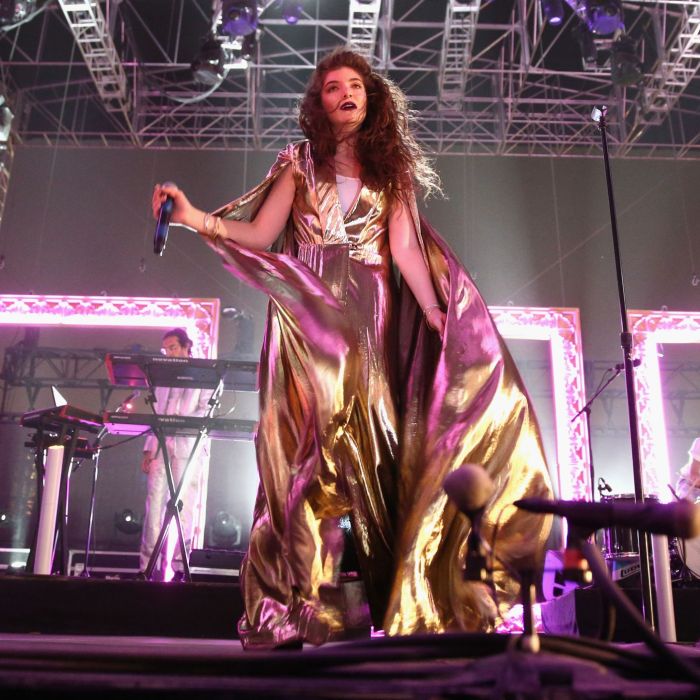  A cantora Lorde cheia de estilo em seu show com a presen&amp;ccedil;a de Hilary Duff 