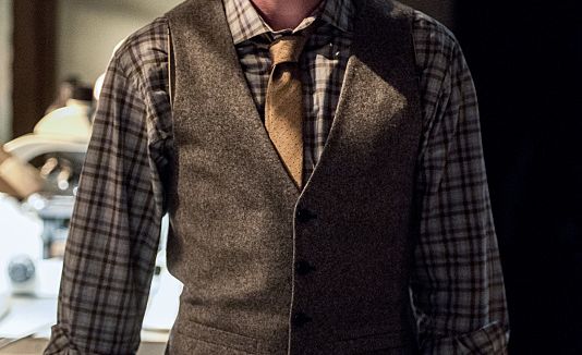 Em "The Flash": na 3ª temporada, fotos do 2° episódio mostram Tom Felton, ator de "Harry Potter"