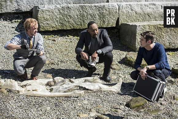 No segundo episódio, da 3° temporada de "The Flash", vamos ver Julian (Tom Felton), Joe (Jesse L. Martin) e Barry (Grant Gustin) juntos em cena