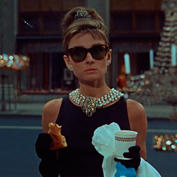 Holly (Audrey Hepburn), de &quot;Bonequinha de Luxo&quot;, não poderia ser mais superficial! No final das contas, a mocinha fica dividida entre arrumar um casamento por dinheiro ou escolher o seu verdadeiro amor