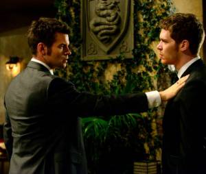 Os atores Klaus e Elijah de The Vampire Diaries mostram vínculo fraternal  em imagens de reunião