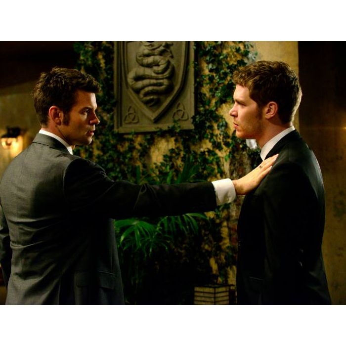  Elijah (Daniel Gillies) e Klaus (Joseph Morgan) precisam se unir para proteger Hayley (Phoebe Tonkin) em &quot;The Originals&quot; 