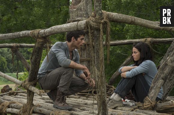 Dylan O'Brien e Kay Scodelario em cena de "The Maze Runner"