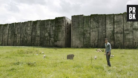 Jovens são deixados num lugar chamado "Clareira" em "The Maze Runner: Correr ou Morrer"