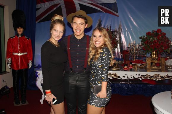 Gabriel Kaufmann, de "Malhação", posa com Malu Pizzatto e Valentina Bulc