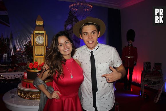 Gabriel Kaufmann, de "Malhação", posa com Amanda de Godoi em festa de 15 anos