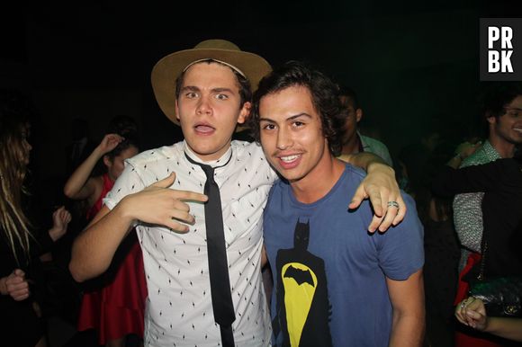 Gabriel Kaufmann, de "Malhação", posa com Francisco Vitti