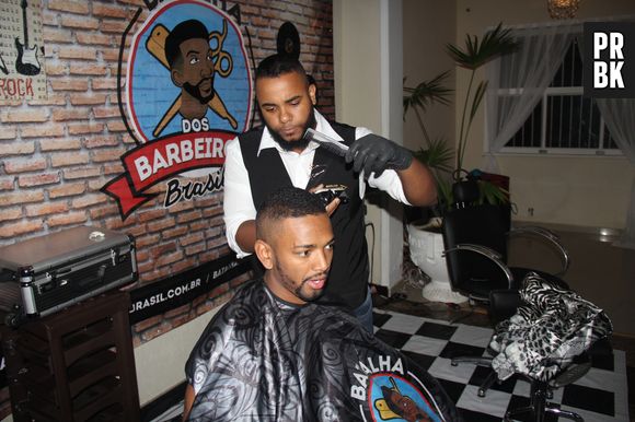 Nego do Borel corta o cabelo na festa de 15 anos do Gabriel Kaufmann, ator de "Malhação"