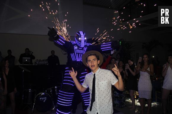 Olha o robô enorme que invadiu a festa de 15 anos do Gabriel Kaufmann, de "Malhação"!