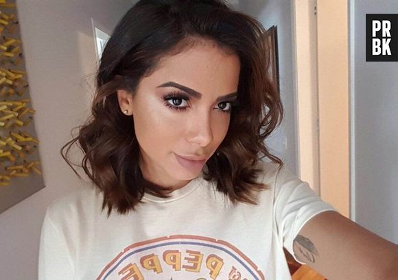 Anitta está de long bob