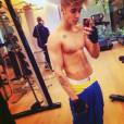 Apesar dos braços fortes, Justin Bieber não deixa de malhar as pernas e faz exercícios no leg press