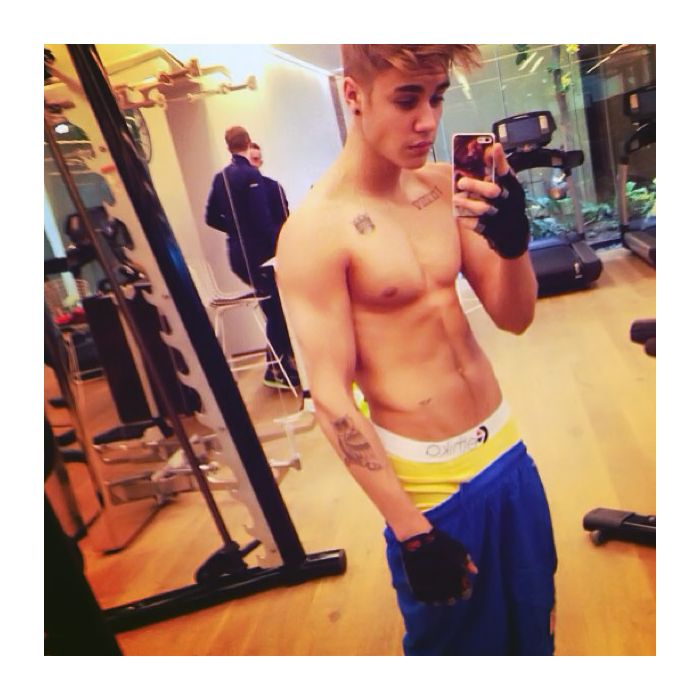 Apesar dos braços fortes, Justin Bieber não deixa de malhar as pernas e faz exercícios no leg press