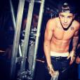 Para manter o abdômen trincado, Justin Bieber faz abdominais frontais, laterais e inversos