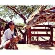 Rihanna também tirou fotos com girafas