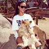 Nem o filhote de leão fugiu do abraço de Rihanna