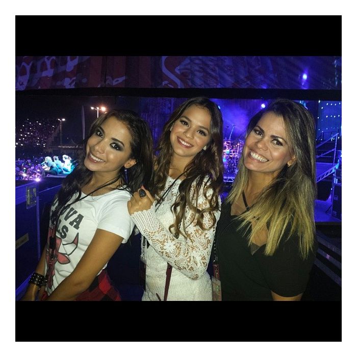  Bruna Marquezine e Anitta assistiram ao show do grupo One Direction no Rio de Janeiro de cima do palco 