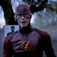  No trailer de "The Flash", Barry (Grant Gustin) consegue chegar na flecha de Oliver (Stephen Amell) antes de ela atingir o alvo 