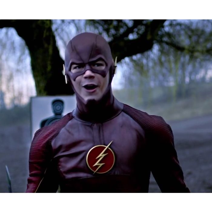  No trailer de &quot;The Flash&quot;, Barry (Grant Gustin) consegue chegar na flecha de Oliver (Stephen Amell) antes de ela atingir o alvo 