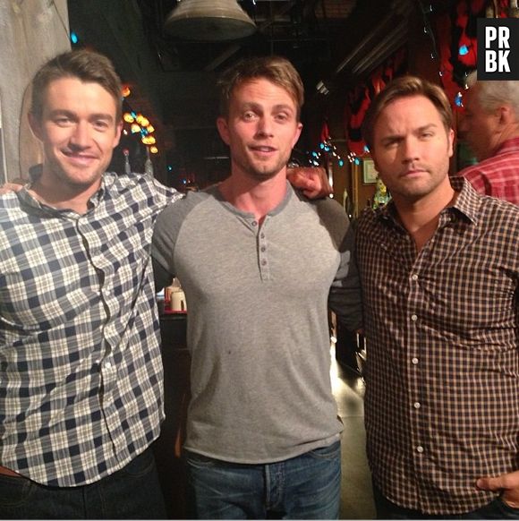 Peter (último à esquerda) será o novo interesse romântico de Lemon (Jaime King)!