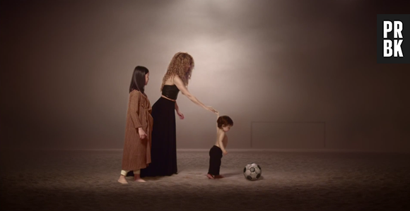 Shakira coloca o filho Milan no clipe de "La La La"