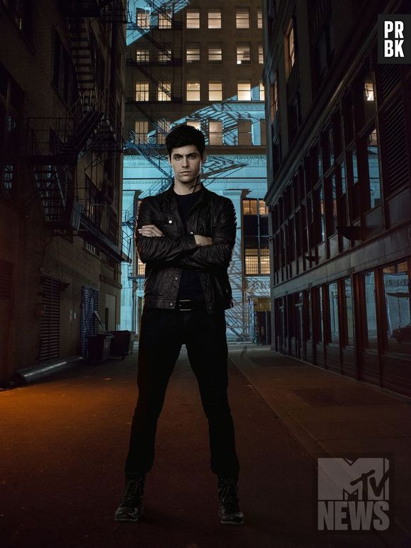 Em "Shadowhunters", Alec (Matthew Daddario) vai ter dores de cabeça com a Clave, organização para qual trabalhou a vida toda