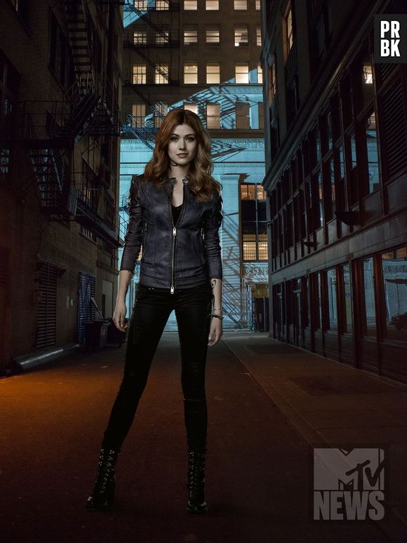 Em "Shadowhunters", Clary (Katherine McNamara) encontra um meio-termo entre seu lado mundano e seu lado "caçadora"
