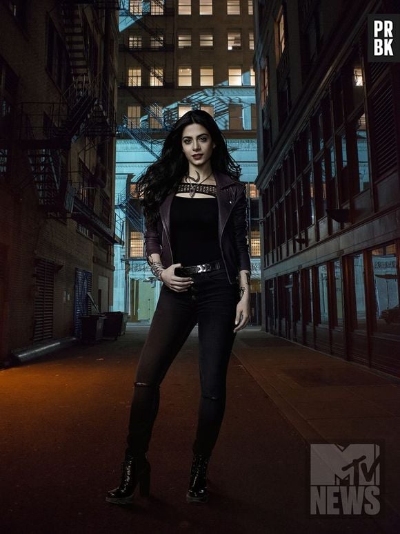 Isabelle (Emeraude Toubia), em "Shadowhunters", vai se tornar mais amiga ainda de Clary (Katherine McNamara)