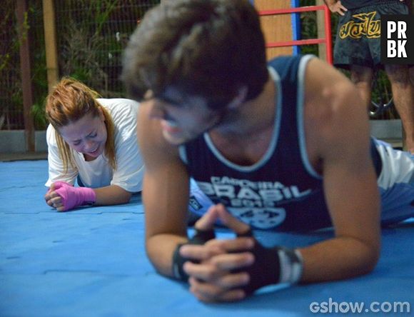 Em "Malhação", o treino de luta faz todos sofrerem de dor!