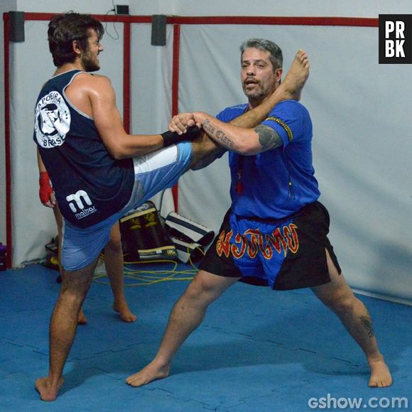 Felipe Simas sofre no treino de Muay Thai em "Malhação"