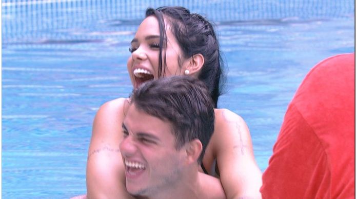 Do Bbb 17 Antonio Se Declara Para Mayara Na Piscina Apos Primeiro Beijo Quimica Fora Do Normal Purebreak