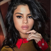 Selena Gomez em "13 Reasons Why": cantora aparece em foto com elenco da série e arranca elogios