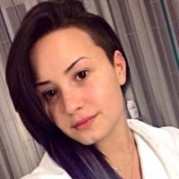 Demi Lovato muda a cor do cabelo de novo e agora investe no roxo