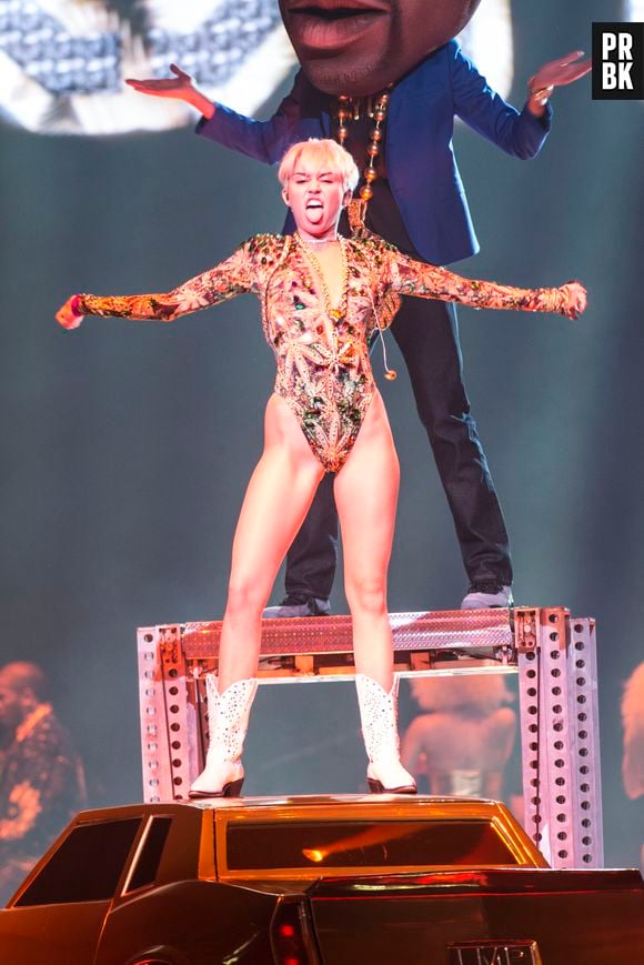 No Rio de Janeiro, Miley Cyrus se apresenta com a "Bangerz Tour" no dia 28 de setembro, na Praça da Apoteose