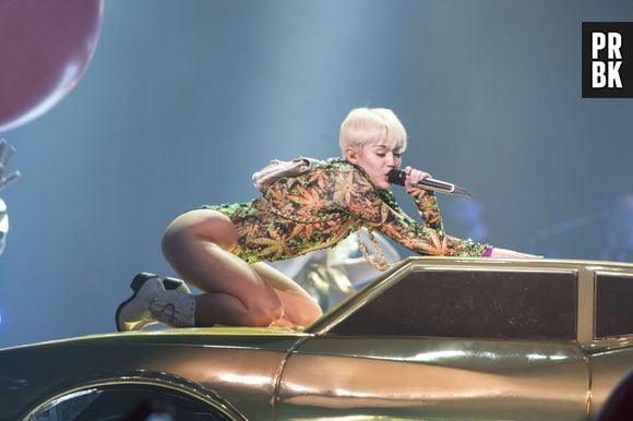 Em São Paulo, MileyCyrus leva o show "Bangerz Tour" para a Arena Anhembi, no dia 25 de setembro