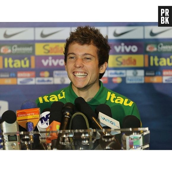 O camisa 20 do Brasil, Bernard, gosta de manter o cabelo curto e estrategicamente bagunçado. Bem descolado, né?!