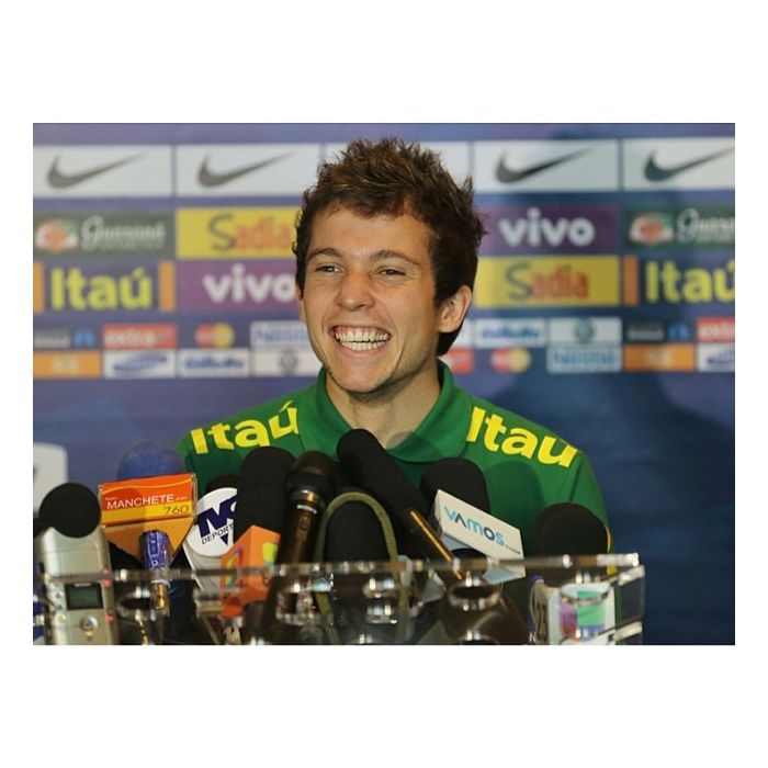  O camisa 20 do Brasil, Bernard, gosta de manter o cabelo curto e estrategicamente bagun&amp;ccedil;ado. Bem descolado, n&amp;eacute;?! 