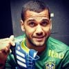 Daniel Alves faz igual ao Hulk e deixa o cabelo bem curtinho