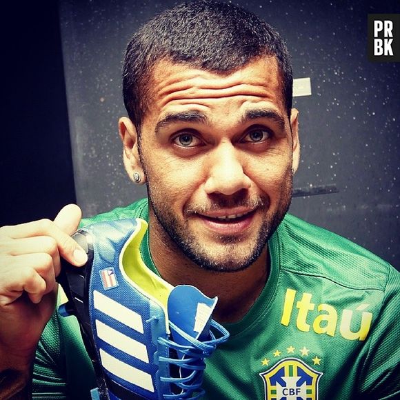 Daniel Alves faz igual ao Hulk e deixa o cabelo bem curtinho