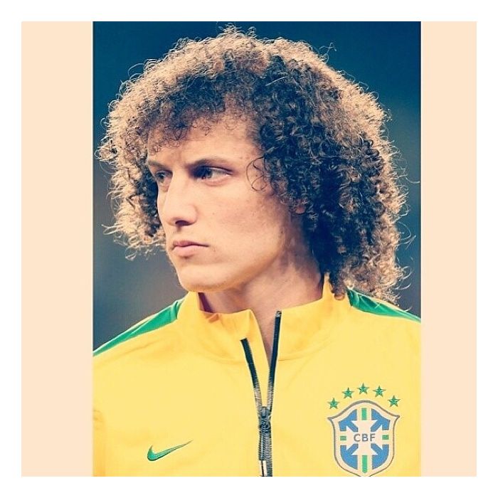  David Luiz n&amp;atilde;o teme a sua cabeleira cheia e encaracolada 