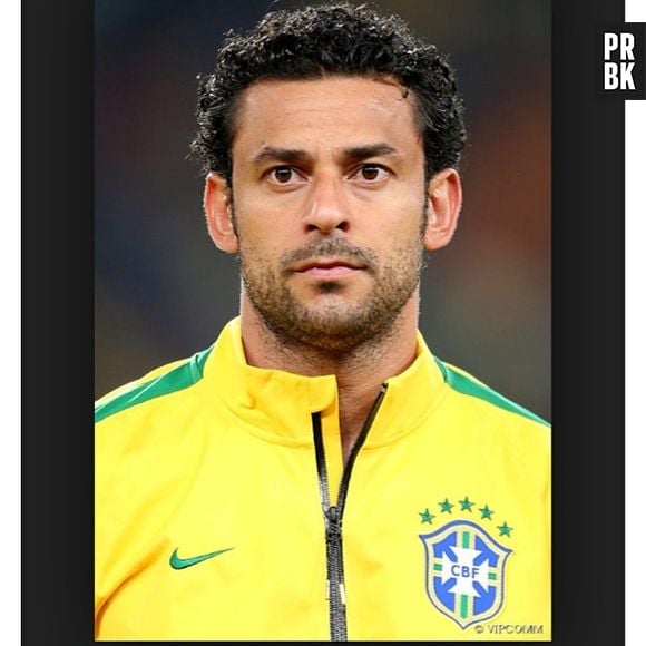 Com o cabelo meio enroladinho, Fred mantém os fios curtos e faz uma combinação com a barba toda preenchida