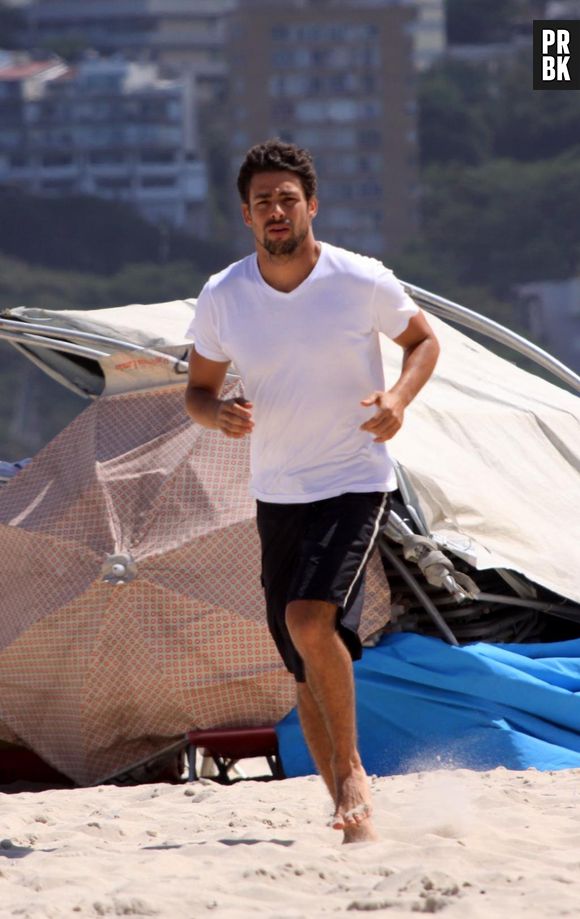 O ator Cauã Reymond foi fotografado se exercitando na orla do Leblon, no Rio, sem aliança na quarta-feira (9)