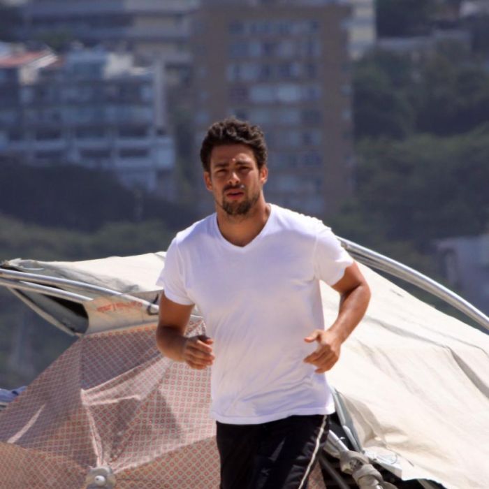 O ator Cauã Reymond foi fotografado se exercitando na orla do Leblon, no Rio, sem aliança na quarta-feira (9)