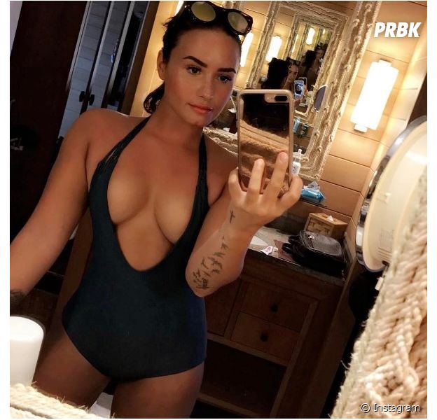 Demi Lovato surpreende fãs com maiô sexy e decotado