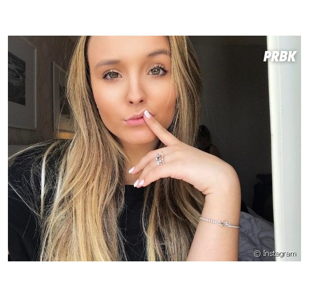larissa manoela mini saia