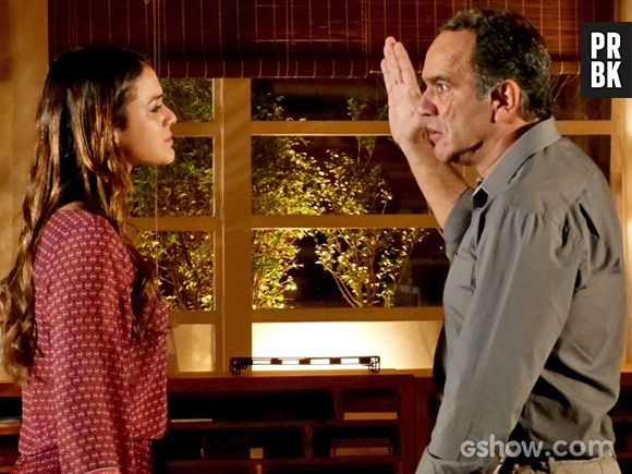 Na novela "Em Família": Luiza (Bruna Marquezine) fala de cicatriz e Virgílio (Humberto Martins) levanta a mão para bater nela