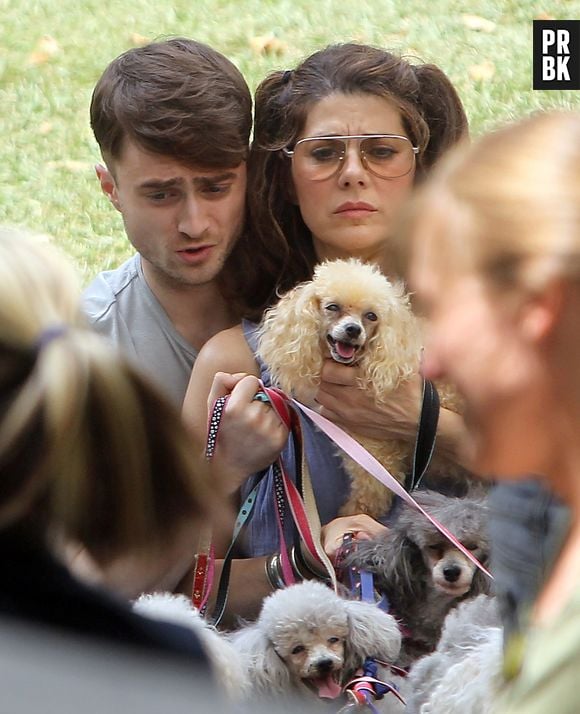 Daniel Radcliffe e Marisa Tomei no set da comédia "Trainwreck"