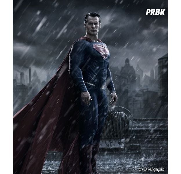 Henry Cavill surge caracterizado de Homem de Aço em primeira imagem oficial de "Batman v Superman"