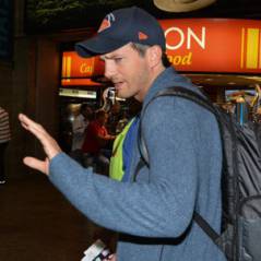 Ashton Kutcher desembarca em aeroporto de SP com cara de poucos amigos